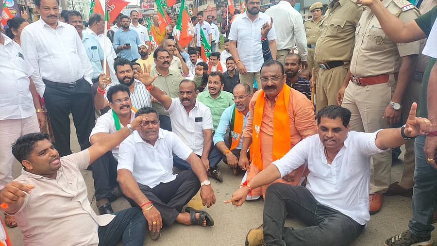 ಮುಖ್ಯಮಂತ್ರಿ ಸಿದ್ದರಾಮಯ್ಯ ಅವರ ರಾಜೀನಾಮೆಗೆ ಆಗ್ರಹಿಸಿ ಬಿಜೆಪಿ ಜಿಲ್ಲಾ ಘಟಕದ ವತಿಯಿಂದ ನಗರದಲ್ಲಿ ಸೋಮವಾರ ಪ್ರತಿಭಟನೆ ನಡೆಯಿತು