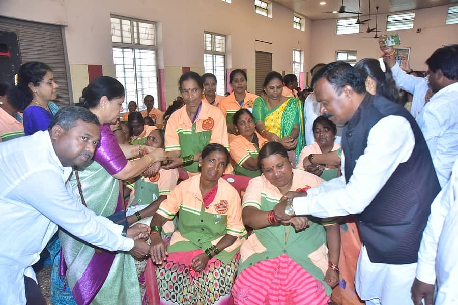 ಹುಬ್ಬಳ್ಳಿಯ ಎಚ್ಡಿಎಂಸಿ ನೌಕರರ ಸಭಾಂಗಣದಲ್ಲಿ ಸೋಮವಾರ ‘ರಕ್ಷಾ ಬಂಧನ’ ಹಬ್ಬದ ಪ್ರಯುಕ್ತ ಸೇವಾ ಭಾರತಿ ಟ್ರಸ್ಟ್ ವತಿಯಿಂದ  ಪೌರಕಾರ್ಮಿಕರಿಗೆ ರಾಖಿ ಕಟ್ಟಲಾಯಿತು