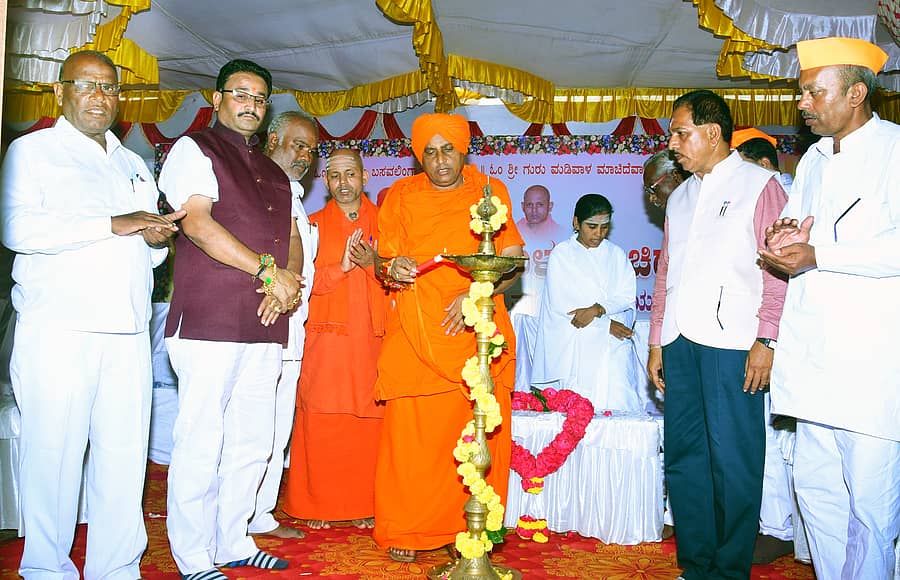 ಬಸವಕಲ್ಯಾಣದ ಶರಣ ಮಡಿವಾಳ ಮಾಚಿದೇವರ ದೇವಸ್ಥಾನದಲ್ಲಿ ಸೋಮವಾರ ಜಾತ್ರೆ ಅಂಗವಾಗಿ ನಡೆದ ತತ್ವ ದರ್ಶನ ಕಾರ್ಯಕ್ರಮದ ಉದ್ಘಾಟನೆಯಲ್ಲಿ ಮುಚಳಂಬ ಪ್ರಣವಾನಂದ ಸ್ವಾಮೀಜಿ ದೀಪ ಬೆಳಗಿಸಿದರು. ಶಿವಾನಂದ ಸ್ವಾಮೀಜಿ ಹಾಗೂ ಸತ್ಯಕ್ಕತಾಯಿ ಪಾಲ್ಗೊಂಡಿದ್ದರು
