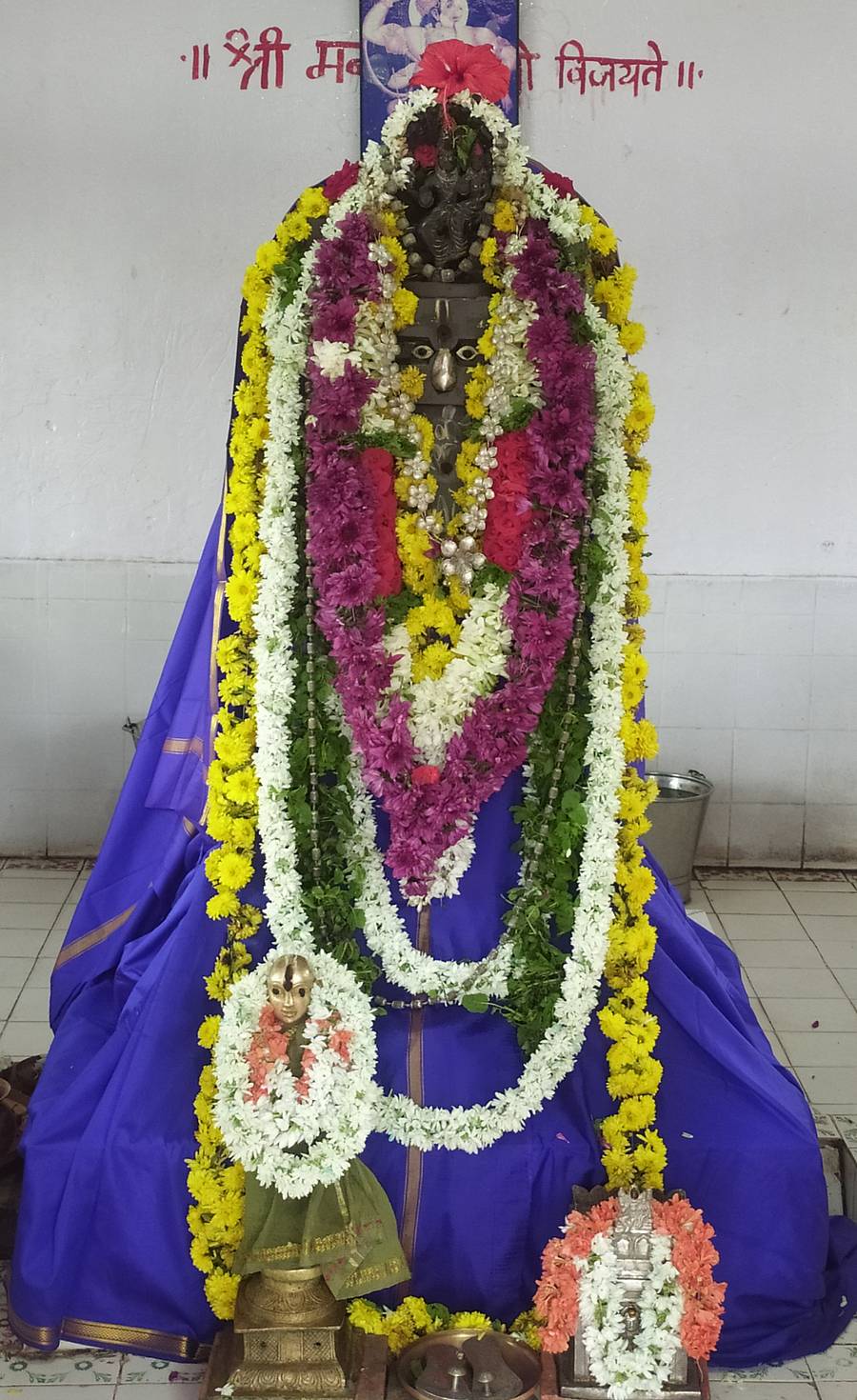 ರಾಘವೇಂದ್ರ ಸ್ವಾಮಿ ಅಲಂಕೃತ ಬೃಂದಾವನ