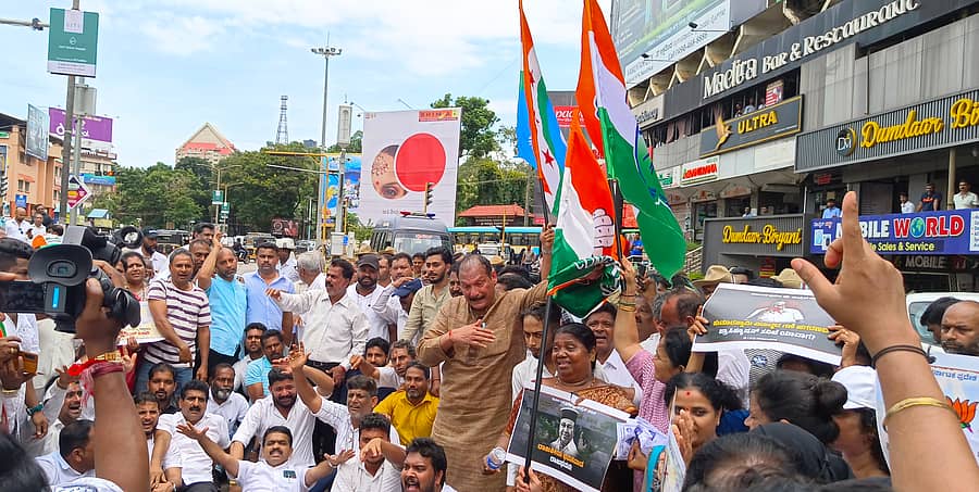 ಮಂಗಳೂರಿನ ಲಾಲ್ಬಾಗ್ನಲ್ಲಿ ಸೋಮವಾರ ಪ್ರತಿಭಟನೆ ನಡೆಸಿದ ಕಾಂಗ್ರೆಸ್ ಕಾರ್ಯಕರ್ತರು ರಸ್ತೆಯಲ್ಲಿ ಮಲಗಿ ರಾಜ್ಯಪಾಲರ ವಿರುದ್ಧ ಘೋಷಣೆ ಕೂಗುತ್ತಾ ವಾಹನ ಸಂಚಾರಕ್ಕೆ ಅಡ್ಡಿಪಡಿಸಿದರು