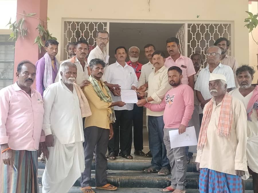 ಎಐಸಿಸಿ ಮಾನವ ಹಕ್ಕುಗಳ ಸಮಿತಿ ಹಾಗೂ ಸಿದ್ದರಾಮಯ್ಯ ಅಭಿಮಾನಿ ಬಳಗದಿಂದ ಶಿರಹಟ್ಟಿಯ ತಹಶೀಲ್ದಾರ್ಗೆ ಮನವಿ ಸಲ್ಲಿಸಲಾಯಿತು
