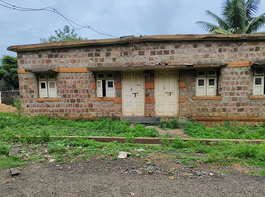 ಕೊಲ್ಹಾರ ತಾಲ್ಲೂಕಿನ ಹಣಮಾಪೂರ ಗ್ರಾಮ ಪಂಚಾಯಿತಿ ವ್ಯಾಪ್ತಿಯಲ್ಲಿ ಮೂಲ ಸೌಲಭ್ಯಗಳಿಲ್ಲದ ಉಪ ಆರೋಗ್ಯ ಕೇಂದ್ರ