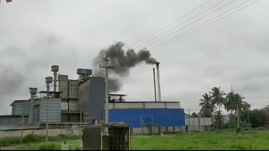 ಹೊಳೆಹೊನ್ನೂರಿನ ರಬ್ಬಾನಿ ಆಗ್ರೋ ಇಂಡಸ್ಟ್ರೀಸ್ನ ರೈಸ್ ಮಿಲ್ನಿಂದ ಹೊಗೆ ಬರುತ್ತಿರುವುದು