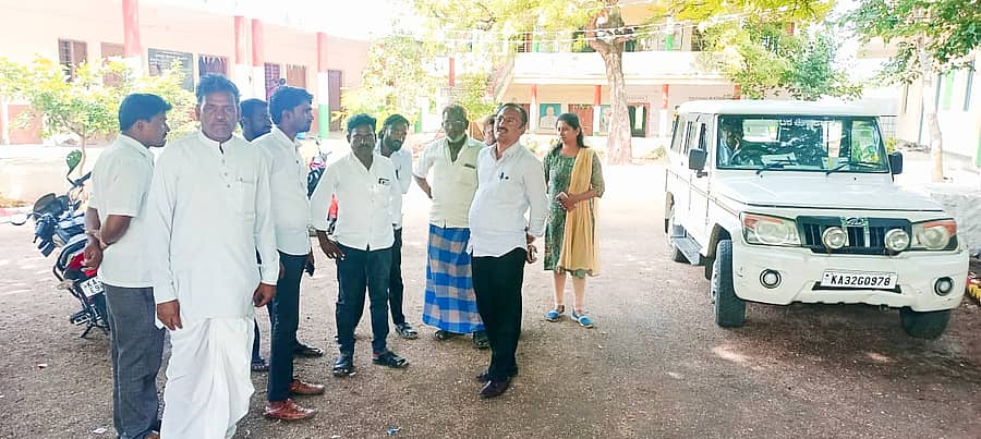 ಯಡ್ರಾಮಿ ತಾಲ್ಲೂಕಿನ ಕುಕನೂರ ಗ್ರಾಮದಲ್ಲಿ ವಾಂತಿ-ಭೇದಿ ಪ್ರಕರಣಗಳ ಸಂಖ್ಯೆ ಹೆಚ್ಚಾದ ಹಿನ್ನೆಲೆಯಲ್ಲಿ ತಾಲ್ಲೂಕು ವೈದ್ಯಾಧಿಕಾರಿ ಡಾ. ಸಿದ್ದು ಪಾಟೀಲ ನೇತೃತ್ವದ ಆರೋಗ್ಯ ಇಲಾಖೆ ತಂಡ ಮಂಗಳವಾರ ಗ್ರಾಮಕ್ಕೆ ಭೇಟಿ ನೀಡಿ ಸಾರ್ವಜನಿಕರಿಂದ ಮಾಹಿತಿ ಪಡೆಯಿತು