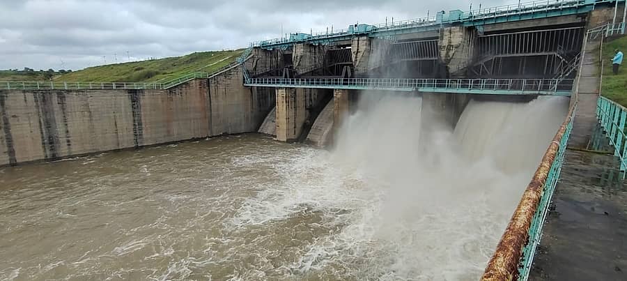 ಮಸ್ಕಿ ಜಲಾಶಯ ಭರ್ತಿಯಾದ ಹಿನ್ನೆಲೆ ಮಂಗಳವಾರ ಜಲಾಶಯದ ಎರಡು ಗೇಟ್ಗಳ ಮೂಲಕ 400 ಕ್ಯೂಸೆಕ್ ನೀರನ್ನು ಹಿರೇಹಳ್ಳಕ್ಕೆ ಬಿಡಲಾಯಿತು