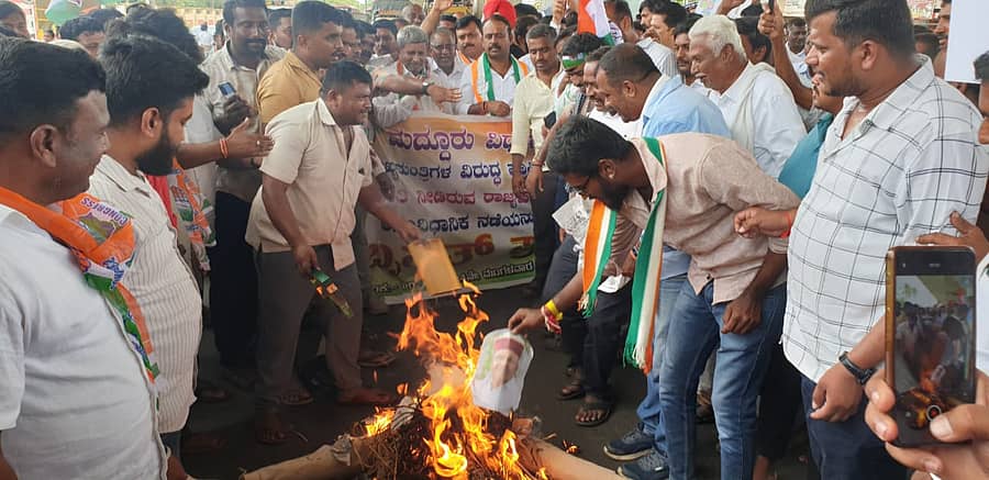 ಮುಡಾ ಪ್ರಕರಣ ಸಂಬಂಧ ಮುಖ್ಯಮಂತ್ರಿ ಸಿದ್ದರಾಮಯ್ಯ ಅವರ ವಿರುದ್ಧ ಪ್ರೊಸಿಕ್ಯೂಷನ್ಗೆ ಅನುಮತಿ ನೀಡಿರುವ ರಾಜ್ಯಪಾಲರ ಕ್ರಮವನ್ನು ಖಂಡಿಸಿ ಮದ್ದೂರಿನಲ್ಲಿ ಕಾಂಗ್ರೆಸ್ ಕಾರ್ಯಕರ್ತರು ಮಂಗಳವಾರ ಬೃಹತ್ ರಾಜ್ಯಪಾಲರ ಪ್ರತಿಕೃತಿ ದಹಿಸಿದರು