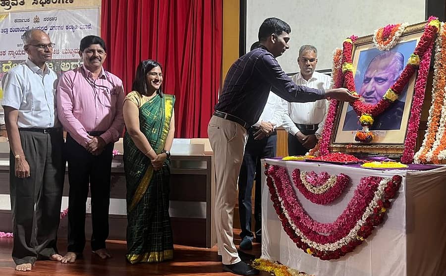 ಜಿಲ್ಲಾ ಪಂಚಾಯಿತಿಯಲ್ಲಿ ಡಿ. ದೇವರಾಜ ಅರಸು ಜನ್ಮ ದಿನಾಚರಣೆ ನಡೆಯಿತು