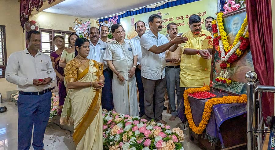 ಕಾರ್ಯಕ್ರಮದಲ್ಲಿ ಗಣ್ಯರು ನಾರಾಯಣ ಗುರು ಭಾವಚಿತ್ರಕ್ಕೆ ಪುಷ್ಪಾರ್ಚನೆ ಮಾಡಿದರು