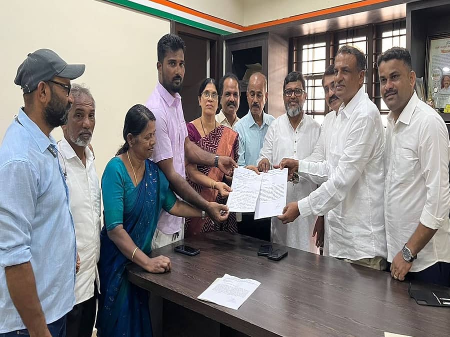 ಕಸಬಾ ಬೆಂಗ್ರೆ ಸರ್ಕಾರಿ ಶಾಲೆ ದತ್ತು ಸ್ವೀಕರಿಸುವ ಪತ್ರವನ್ನು ಮಂಜುನಾಥ ಭಂಡಾರಿ ನೀಡಿದರು