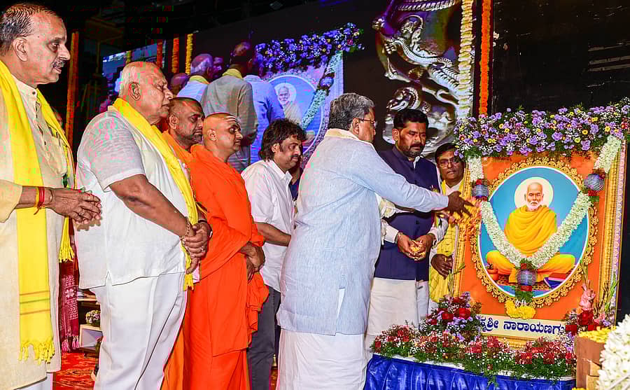 <div class="paragraphs"><p>'ಬ್ರಹ್ಮಶ್ರೀ ನಾರಾಯಣ ಗುರು ಜಯಂತಿ" ಕಾರ್ಯಕ್ರಮದಲ್ಲಿ ಮುಖ್ಯಮಂತ್ರಿ ಸಿದ್ದರಾಮಯ್ಯ ಅವರು, ನಾರಾಯಣ ಗುರು ಅವರ ಭಾವಚಿತ್ರಕ್ಕೆ ಪುಷ್ಪ ನಮನ ಸಲ್ಲಿಸಿದರು. </p></div>