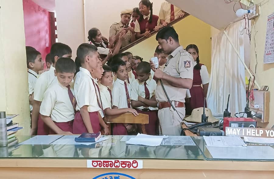 ಶಿರಸಿಯ ಸೇಂಟ್ ಅಂಥೋನಿ ಪ್ರಾಥಮಿಕ ಶಾಲೆಯ ಮಕ್ಕಳನ್ನು ನಗರ ಠಾಣೆಗೆ ಬರ ಮಾಡಿಕೊಂಡ ಪೊಲೀಸರು ಪೊಲೀಸ್ ವ್ಯವಸ್ಥೆ ಬಗ್ಗೆ ಮಾಹಿತಿ ನೀಡಿದರು 
