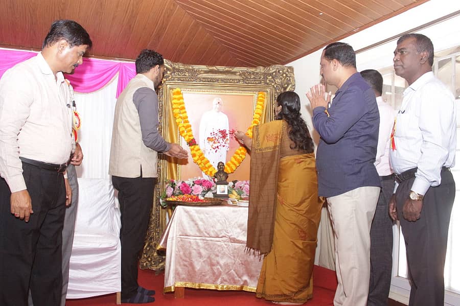 ಜಿಲ್ಲಾಡಳಿತ, ಜಿಲ್ಲಾ ಪಂಚಾಯಿತಿ ಹಾಗೂ ಹಿಂದುಳಿದ ವರ್ಗಗಳ ಕಲ್ಯಾಣ ಇಲಾಖೆ ವತಿಯಿಂದ ಮಂಗಳವಾರ ಮಡಿಕೇರಿಯ ಗಾಂಧಿ ಭವನದಲ್ಲಿ ಹೆಚ್ಚುವರಿ ಜಿಲ್ಲಾಧಿಕಾರಿ ಆರ್.ಐಶ್ವರ್ಯ ಅವರು ಪರಿವರ್ತನೆಯ ಹರಿಕಾರ ಡಿ.ದೇವರಾಜ ಅರಸು ಅವರ ಭಾವಚಿತ್ರಕ್ಕೆ ಪುಷ್ಪನಮನ ಸಲ್ಲಿಸಿದರು