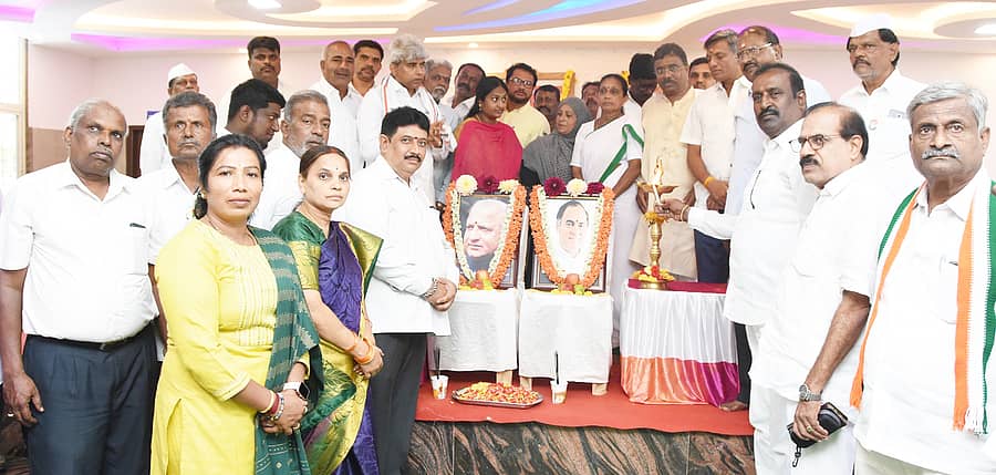 <div class="paragraphs"><p>ತುಮಕೂರಿನಲ್ಲಿ ಮಂಗಳವಾರ ಕಾಂಗ್ರೆಸ್ನಿಂದ ಡಿ.ದೇವರಾಜ ಅರಸು, ರಾಜೀವ್ ಗಾಂಧಿ ಜನ್ಮ ದಿನ ಆಚರಿಸಲಾಯಿತು. </p></div>