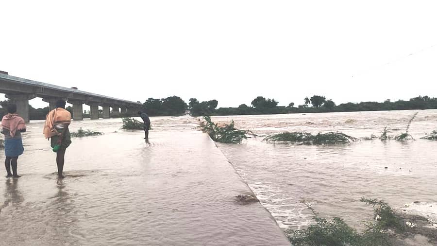 <div class="paragraphs"><p>ಸಿರುಗುಪ್ಪ ತಾಲ್ಲೂಕಿನ ವೇದಾವತಿ ಹಗರಿ ನದಿ ಉಕ್ಕಿ ಹರಿಯುತ್ತಿದೆ</p></div>