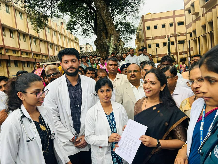 ಬೆಳಗಾವಿ ಜಿಲ್ಲಾಸ್ಪತ್ರೆ ಆವರಣದಲ್ಲಿ ಸ್ಥಾನಿಕ ವೈದ್ಯರು ನಾಗಲಕ್ಷ್ಮಿ ಚೌಧರಿ ಅವರಿಗೆ ಸೋಮವಾರ ಮನವಿ ಸಲ್ಲಿಸಿದರು