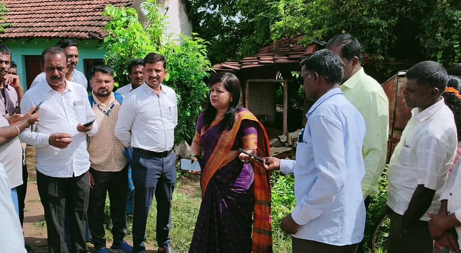 ಮಳೆಯಿಂದ ಮನೆ ಕುಸಿದು ವ್ಯಕ್ತಿ ಮೃತಪಟ್ಟ ಚಿಕ್ಕಂಗಳ ಗ್ರಾಮಕ್ಕೆ ತಹಶೀಲ್ದಾರ್ ಪೂರ್ಣಿಮಾ ಭೇಟಿ ನೀಡಿ ಪರಿಶೀಲಿಸಿದರು 