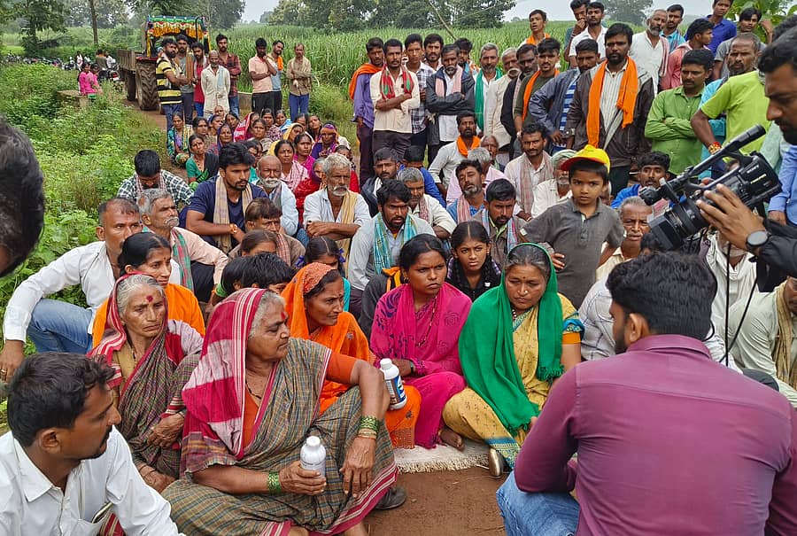 ಚನ್ನಮ್ಮನ ಕಿತ್ತೂರು ತಾಲ್ಲೂಕಿನ ದೇವಗಾಂವ ಬಳಿಯ ಅರಣ್ಯ ಸಾಗುವಳಿದಾರರ ಒಕ್ಕಲೆಬ್ಬಿಸುವುದನ್ನು ವಿರೋಧಿಸಿ ಆತ್ಮಹತ್ಯೆ ಮಾಡಿಕೊಳ್ಳುತ್ತೇವೆ ಎಂದು ರೈತ ಕುಟುಂಬದ ಮಹಿಳೆಯರು ಕ್ರಿಮಿನಾಶಕ ಬಾಟಲಿ ಹಿಡಿದು ಕುಳಿತಿರುವುದು