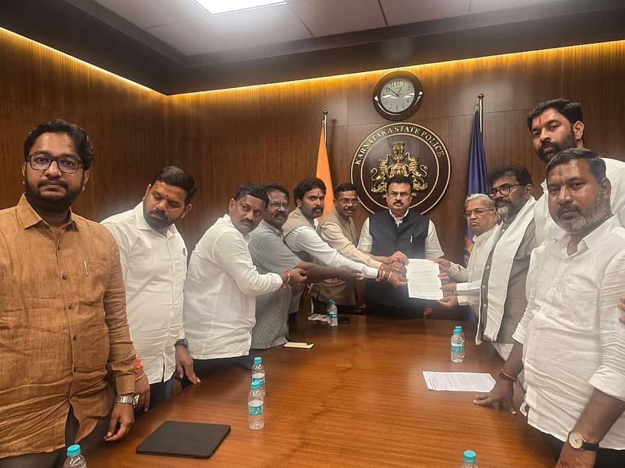 <div class="paragraphs"><p>ವಿಧಾನಪರಿಷತ್ ವಿರೋಧ ಪಕ್ಷದ ನಾಯಕ ಛಲವಾದಿ ನಾರಾಯಣಸ್ವಾಮಿ, ಸಂಸದ ಗೋವಿಂದ ಕಾರಜೋಳ ನೇತೃತ್ವದ ಬಿಜೆಪಿ ನಿಯೋಗವು, ಪೊಲೀಸ್ ಮಹಾ ನಿರ್ದೇಶಕ ಅಲೋಕ್ ಮೋಹನ್ ಅವರನ್ನು ಭೇಟಿ ಮಾಡಿ ಕಾಂಗ್ರೆಸ್ ನಾಯಕರ ವಿರುದ್ಧ ದೂರು ಸಲ್ಲಿಸಿತು. </p></div>