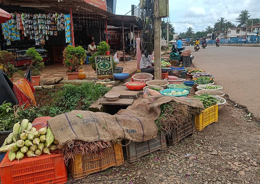 ಶಿರಸಿಯ ತರಕಾರಿ ಮಾರುಕಟ್ಟೆಯಲ್ಲಿ ಸ್ಥಳದ ಅಭಾವದಿಂದ ರಸ್ತೆ ಬದಿಯಲ್ಲಿ ಕುಳಿತು ವ್ಯಾಪಾರ ಮಾಡುತ್ತಿರುವ ವ್ಯಾಪಾರಿ.