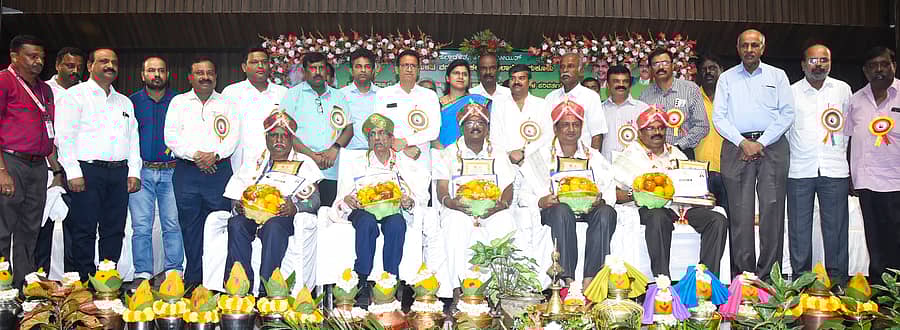 <div class="paragraphs"><p>ತುಮಕೂರಿನಲ್ಲಿ ಮಂಗಳವಾರ ಹಿಂದುಳಿದ ವರ್ಗಗಳ ಕಲ್ಯಾಣ ಇಲಾಖೆಯಿಂದ ಆಯೋಜಿಸಿದ್ದ ಡಿ.ದೇವರಾಜ ಅರಸು ಜನ್ಮ ದಿನ ಆಚರಣೆ ಕಾರ್ಯಕ್ರಮದಲ್ಲಿ ಕೆ.ಪಿ.ಲಕ್ಷ್ಮಿಕಾಂತರಾಜೇ ಅರಸ್, ಹೆಬ್ಬೂರು ಶ್ರೀನಿವಾಸ್, ಗುರುಪ್ರಸಾದ್, ಅಶ್ವತ್ಥ ನಾರಾಯಣ್, ಸಿ.ಎಸ್.ಮಂಜುನಾಥ್ ಅವರನ್ನು ಸನ್ಮಾನಿಸಲಾಯಿತು. </p></div>