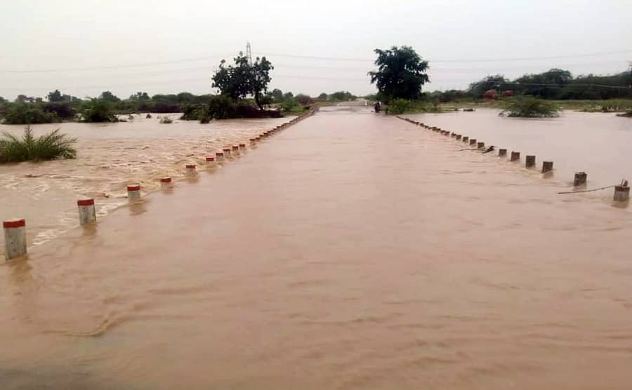 ರಾಯಚೂರು ಸಮೀಪ ಗದಾರ್ ಸಮೀಪ ಹಳ್ಳ ಉಕ್ಕಿ ಹರಿದ ಪರಿಣಾಮ ವಾಹನ ಸಂಚಾರ ಸ್ಥಗಿತಗೊಂಡಿತ್ತು