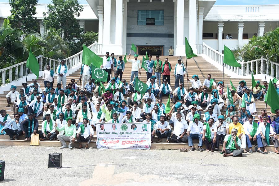 ಚಿಕ್ಕಬಳ್ಳಾಪುರ ಜಿಲ್ಲಾಧಿಕಾರಿ ಕಚೇರಿ ಎದುರು ಪ್ರತಿಭಟಿಸಿದ ರೈತ ಸಂಘದ ಸದಸ್ಯರು