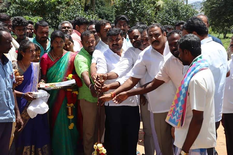 ಮುಳಬಾಗಿಲು ತಾಲ್ಲೂಕಿನ ಸಾತನೂರು ಗ್ರಾಮದಲ್ಲಿ ಸಿಸಿ ರಸ್ತೆ ನಿರ್ಮಾಣ ಕಾಮಗಾರಿಗೆ ಶಾಸಕ ಸಮೃದ್ಧಿ ಮಂಜುನಾಥ್ ಚಾಲನೆ ನೀಡಿದರು