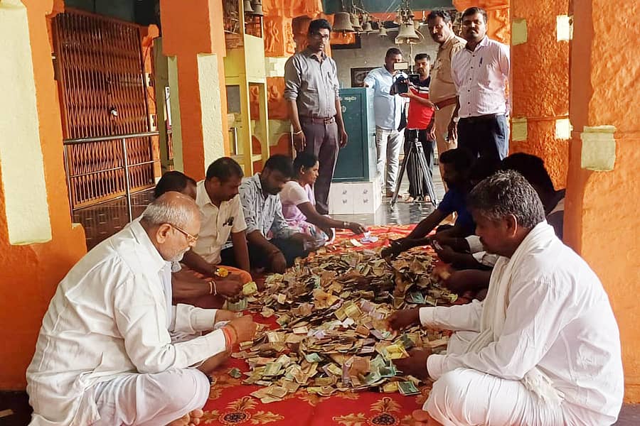 ಮರಿಯಮ್ಮನಹಳ್ಳಿಯ ಲಕ್ಷ್ಮಿನಾರಾಯಣಸ್ವಾಮಿ ಹಾಗೂ ಆಂಜನೇಯಸ್ವಾಮಿ ದೇವಸ್ಥಾನದಲ್ಲಿ ಬುಧವಾರ ಹುಂಡಿ ಎಣಿಕೆ ಕಾರ್ಯ ನಡೆಯಿತು