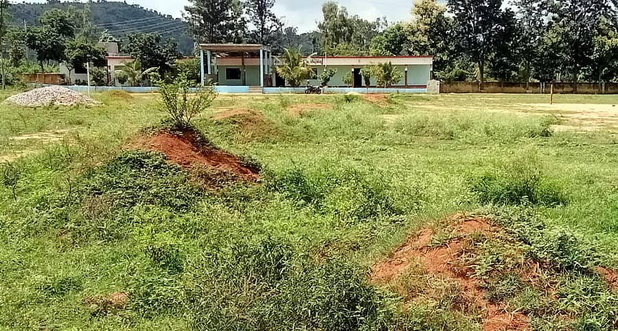 ಶ್ರೀರಂಗಪಟ್ಟಣ ತಾಲ್ಲೂಕಿನ ಕೆ.ಶೆಟ್ಟಹಳ್ಳಿ ಸರ್ಕಾರಿ ಪ್ರೌಢಶಾಲೆ ಆವರಣದಲ್ಲಿ ಮಣ್ಣು ಮತ್ತು ಕಲ್ಲಿನ ಗುಡ್ಡೆಗಳು ಬಿದ್ದಿರುವುದು