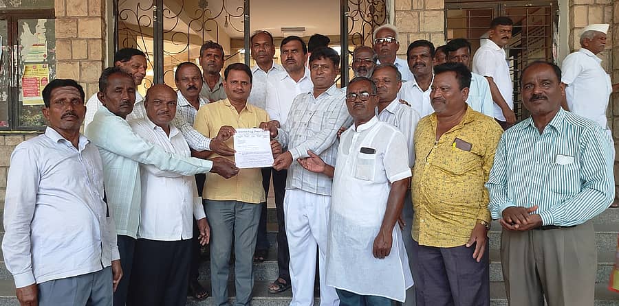 ಹುನಗುಂದ: ರಾಜ್ಯ ಸರ್ಕಾರ 7ನೇ ವೇತನ ಆಯೋಗದ ಶಿಪಾರಸ್ಸುಗಳ ಅನುಷ್ಠಾನ ಮಾಡಿದ್ದು, ಅದರಲ್ಲಿ ಪಿಂಚಣಿದಾರರಿಗೆ ಪರಿಷ್ಕೃತ ವೇತನ ಶ್ರೇಣಿಯಲ್ಲಿ ನಿವೃತ್ತ ಸೌಲಭ್ಯಗಳನ್ನು ಒದಗಿಸಿಕೊಡುವಂತೆ ಆಗ್ರಹಿಸಿ ಕರ್ನಾಟಕ ನಿವೃತ್ತ ನೌಕರರ ವೇದಿಕೆ ತಾಲ್ಲೂಕು ಘಟಕದ ವತಿಯಿಂದ ಗ್ರೇಡ್ 2 ತಹಶೀಲ್ದಾರ್ ಮಹೇಶ ಸಂದಿಗೌಡ ಅವರಿಗೆ ಮನವಿ ಸಲ್ಲಿಸಿದರು