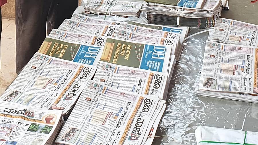ಬಾಗಲಕೋಟೆಯಲ್ಲಿ ವಿತರಣೆ ಕಾರ್ಯದಲ್ಲಿ ತೊಡಗಿರುವ ಪತ್ರಿಕಾ ವಿತರಕ