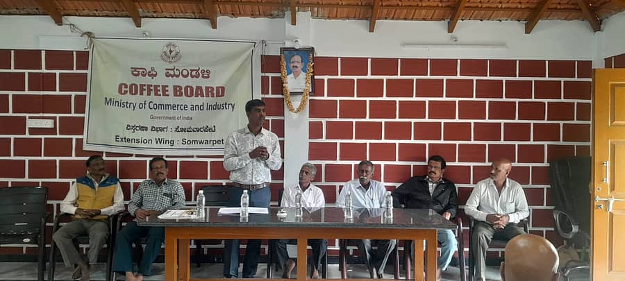 ನಂದಿಗುಂದ ಗ್ರಾಮದ ನಂಜುಂಡೇಶ್ವರ ಸಮುದಾಯ ಭವನದಲ್ಲಿ ಕಾಫಿ ಮಂಡಳಿ ವತಿಯಿಂದ ನಡೆದ ಮಾಹಿತಿ ಕಾರ್ಯಗಾರದಲ್ಲಿ ಸೋಮವಾರಪೇಟೆ ಕಾಫಿ ಮಂಡಳಿಯ ವಿಸ್ತರಣಾ ವಿಭಾಗದ ಸಂಪರ್ಕ ಅಧಿಕಾರಿ ರಂಜಿತ್ ಕುಮಾರ್ ಬೆಳಗಾರರಿಗೆ ಮಾಹಿತಿ ನೀಡಿದರು
2. ಕಾರ್ಯಗಾರದಲ್ಲಿ ಭಾಗವಹಿಸಿದ್ದ ಕಾಫಿ ಬೆಳೆಗಾರರು.