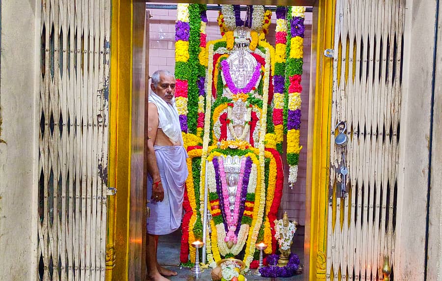 ಮಾಗಡಿ ಪಟ್ಟಣದ ತಿರುಮಲೆ ಮುಖ್ಯರಸ್ತೆಯಲ್ಲಿರುವ ಗುರು ರಾಘವೇಂದ್ರ ಸ್ವಾಮಿ ಮಠದಲ್ಲಿ ಅದ್ದೂರಿಯಾಗಿ 353ನೇ ಆರಾಧನಾ ಮಹೋತ್ಸವದ ಅಂಗವಾಗಿ ಬೃಂದಾವನಕ್ಕೆ ಬೆಳ್ಳಿ ಕವಚಧಾರಣೆ ಮಾಡಲಾಗಿತ್ತು.