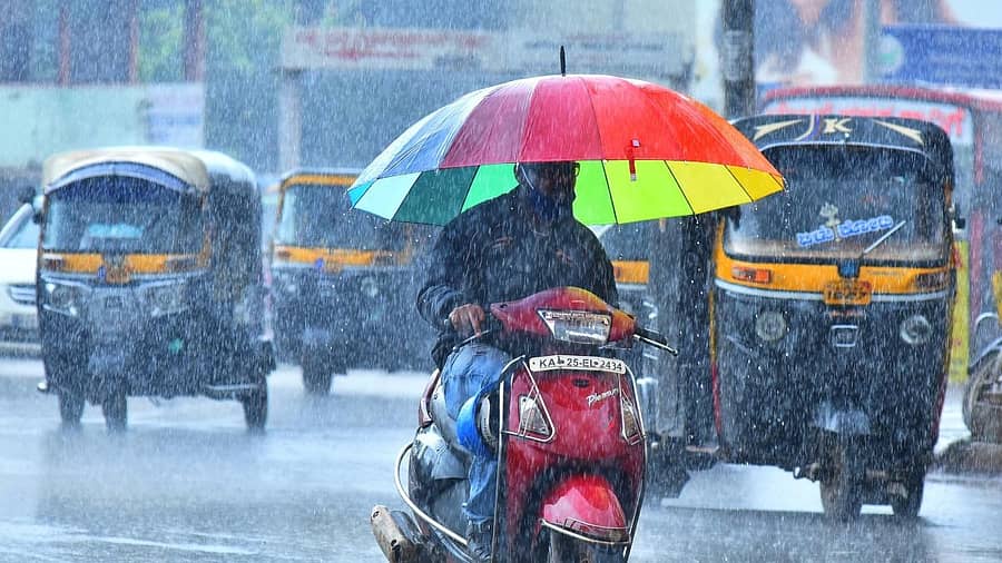 ಮಳೆಯಲ್ಲೇ ಸಾಗುತ್ತಿರುವ ವಾಹನಗಳು 