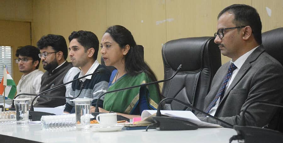 <div class="paragraphs"><p>ಬೆಳಗಾವಿ ಜಿಲ್ಲಾಧಿಕಾರಿ ಕಚೇರಿಯಲ್ಲಿ ಬುಧವಾರ ನಡೆದ ಸಭೆಯಲ್ಲಿ ಡಾ.ನಾಗಲಕ್ಷ್ಮಿ ಚೌಧರಿ ಮಾತನಾಡಿದರು. ದಿನೇಶಕುಮಾರ ಮೀನಾ, ರಾಹುಲ್ ಶಿಂಧೆ, ಮೊಹಮ್ಮದ್ ರೋಷನ್, ಪಿ.ಮುರಳಿಮೋಹನ ರೆಡ್ಡಿ ಪಾಲ್ಗೊಂಡಿದ್ದರು</p><p></p></div>