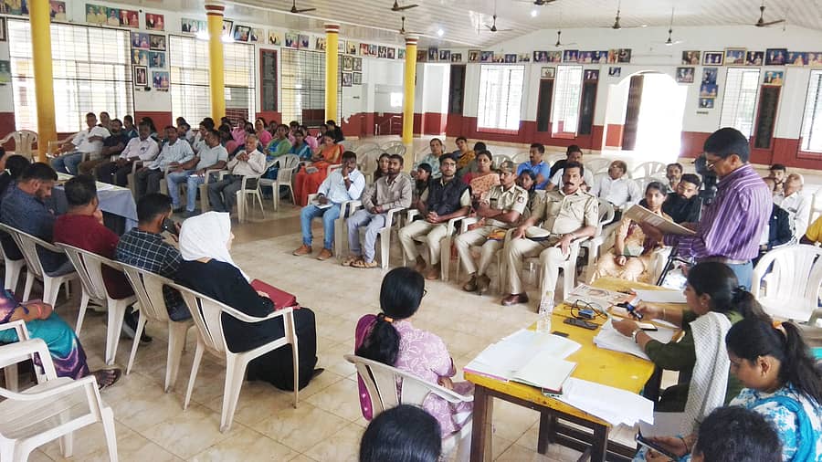 ನಾಪೋಕ್ಲು ಕೊಡವ ಸಮಾಜದಲ್ಲಿ ಗ್ರಾಮ ಸಭೆ ನಡೆಯಿತು