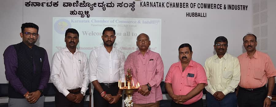 ಹುಬ್ಬಳ್ಳಿಯ ಕರ್ನಾಟಕ ವಾಣಿಜ್ಯೋದ್ಯಮ ಸಂಸ್ಥೆ ಸಭಾಂಗಣದಲ್ಲಿ ಬುಧವಾರ ನಡೆದ ವಿಚಾರ ಸಂಕಿರಣವನ್ನು ಗಣ್ಯರು ಉದ್ಘಾಟಿಸಿದರು