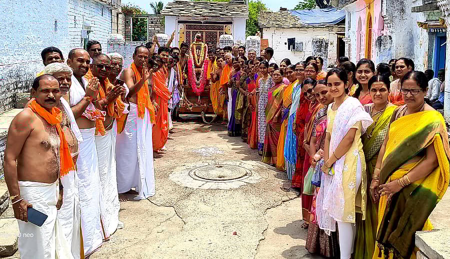 ಚಿತ್ತಾಪುರ ಪಟ್ಟಣದ ಬ್ರಾಹ್ಮಣ ಸಮಾಜದ ಬಡಾವಣೆಯಲ್ಲಿ ಬುಧವಾರ ರಾಘವೇಂದ್ರ ಸ್ವಾಮಿಯ 353ನೇ ಆರಾಧನಾ ಮಹೋತ್ಸವ ನಿಮಿತ್ತ ರಥೋತ್ಸವ ಕಾರ್ಯಕ್ರಮ ಶ್ರದ್ದಾಭಕ್ತಿಯಿಂದ ಜರುಗಿತು