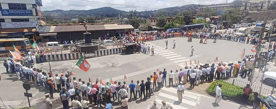 ಮುಖ್ಯಮಂತ್ರಿ ಸಿದ್ದರಾಮಯ್ಯ ರಾಜೀನಾಮೆಗೆ ಆಗ್ರಹಿಸಿ ಕೊಡಗು ಜಿಲ್ಲಾ ಬಿಜೆಪಿ ಕಾರ್ಯಕರ್ತರು ಗುರುವಾರ ಮಡಿಕೇರಿಯ ಜನರಲ್ ತಿಮ್ಮಯ್ಯ ವೃತ್ತದಲ್ಲಿ ಬೃಹತ್ ಮಾನವ ಸರಪಳಿ ರಚಿಸಿದರು