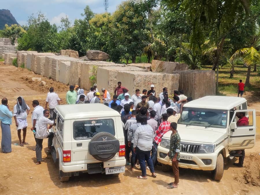 ಕನಕಪುರ ದೊಡ್ಡ ಕೊಪ್ಪ ಗ್ರಾಮದ ಬಳಿ ನಡೆಯುತ್ತಿದ್ದ ಕಲ್ಲು ಕ್ವಾರಿ ಜಾಗಕ್ಕೆ ಕಲ್ಲು ಗಣಿ ಇಲಾಖೆ ಮತ್ತು ಕಂದಾಯ, ಮೋಜಿಣಿ ಅಧಿಕಾರಿಗಳು ಸ್ಥಳ ಮಹಜರು ಮಾಡುತ್ತಿರುವುದು