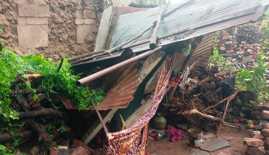 ಪೋಟೋ:22ಎನ್.ಎಲ್ಟಿ1 ಪಟ್ಟಣದಲ್ಲಿ ಬುಧವಾರ ರಾತ್ರಿ ಸುರಿದ ಭಾರಿ ಮಳೆಗೆ ಫಾತಿಮಾ ಕೊಳೂರ ವೃದ್ದೆಯ ತಗಡಿನ ಶಡ್ಡ ಮೇಲೆ ಗೋಡೆ ಕುಸಿದು ಬಿದ್ದಿರುವ ದೃಷ್ಯ.