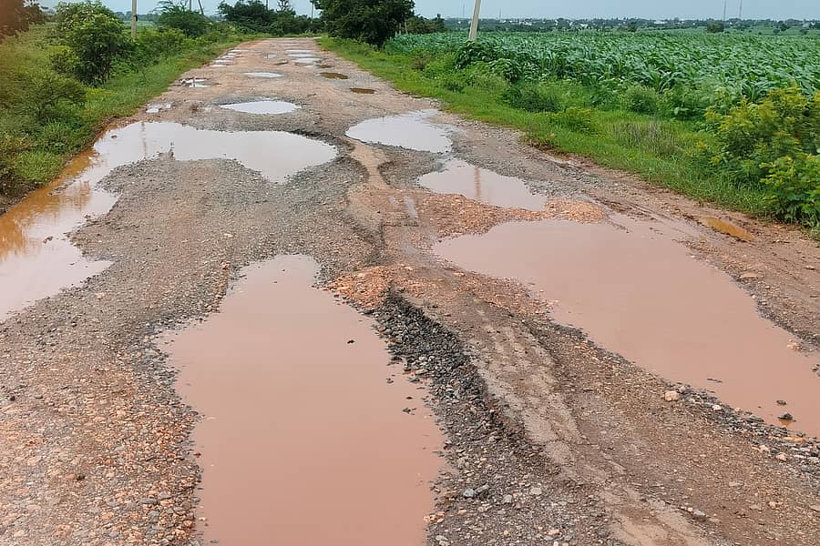 ಗುಂಡಿ ಬಿದ್ದು ಹಾಳಾಗಿರುವ ಲಕ್ಷ್ಮೇಶ್ವರ ತಾಲ್ಲೂಕಿನ ಗೋವನಾಳ–ಶಿಗ್ಲಿ ರಸ್ತೆ