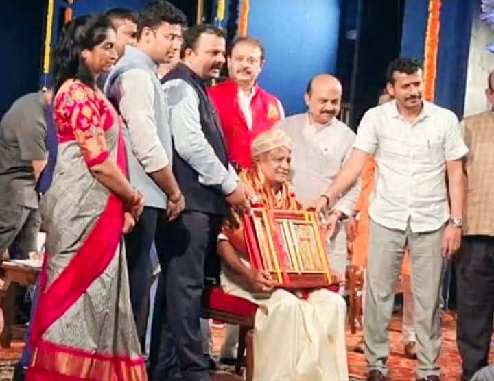 2021 ರಲ್ಲಿ ಕರ್ನಾಟಕ ಸರ್ಕಾರ ರಂಗಭೂಮಿ ಸೇವೆಯನ್ನು ಗುರುತಿಸಿ ಕನ್ನಡ ರಾಜ್ಯೋತ್ಸವ ಪ್ರಶಸ್ತಿ ನೀಡಿರುವ ಮಾಜಿ ಮುಖ್ಯಮಂತ್ರಿ ಬಸವರಾಜ ಬೊಮ್ಮಾಯಿ