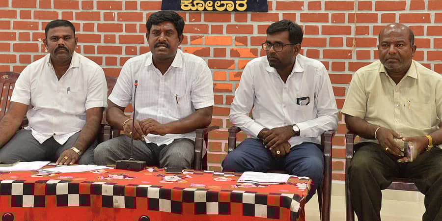 ಕೋಲಾರದಲ್ಲಿ ಗುರುವಾರ ಪತ್ರಿಕಾಗೋಷ್ಠಿಯಲ್ಲಿ ಜಿಲ್ಲಾ ಎಸ್ಸಿ, ಎಸ್ಟಿ ಗುತ್ತಿಗೆದಾರರ ಸಂಘದ ಅಧ್ಯಕ್ಷ ಬಾಬು ವಿ.ಮಾರ್ಜೆನಹಳ್ಳಿ ಮಾತನಾಡಿದರು