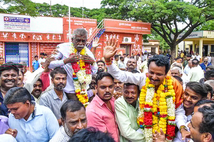ಕೊಪ್ಪಳ ಸಮೀಪದ ಭಾಗ್ಯನಗರ ಪಟ್ಟಣ ಪಂಚಾಯಿತಿ ನೂತನ ಅಧ್ಯಕ್ಷ ತುಕಾರಾಮಪ್ಪ ಗಡಾದ ಮತ್ತು ಉಪಾಧ್ಯಕ್ಷ ಹೊನ್ನೂರಸಾಬ್ ಬೈರಾಪೂರ ಅವರನ್ನು ತೆರೆದ ವಾಹನದಲ್ಲಿ ಮೆರವಣಿಗೆ ಮಾಡಿ ವಿಜಯೋತ್ಸವ ಆಚರಿಸಲಾಯಿತು