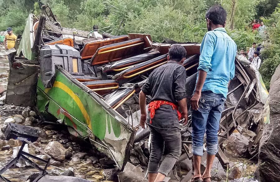 <div class="paragraphs"><p>ಉರುಳಿ ಬಿದ್ದಿರುವ ಬಸ್ (ಪಾತ್ರಿನಿಧಿಕ ಚಿತ್ರ)&nbsp;</p></div>