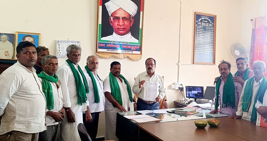 ಖಾಸಗಿ ಶಾಲೆಗಳ ಬಸ್ಗಳಿಗೆ ನಿಯಮ ರೂಪಿಸಬೇಕು ಎಂದು ಆಗ್ರಹಿಸಿ ರೈತ ಸಂಘದ ಸದಸ್ಯರು ಹೊಳಲ್ಕೆರೆಯಲ್ಲಿ ಬಿಇಒ ಎಚ್.ಶ್ರೀನಿವಾಸ್ ಅವರಿಗೆ ಮನವಿ ಸಲ್ಲಿಸಿದರು