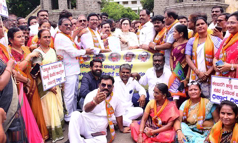 ಕಲಬುರಗಿಯಲ್ಲಿ ಬಿಜೆಪಿ ನಾಯಕರು ಉಪವಿಭಾಗಾಧಿಕಾರಿ ರೂಪಿಂದರ್ ಕೌರ್ ಅವರ ಮೂಲಕ ಜಿಲ್ಲಾಧಿಕಾರಿಗೆ ಮನವಿ ಪತ್ರ ಸಲ್ಲಿಸಿದರು