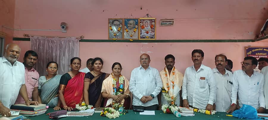 ಹಿರೇಕೆರೂರು ಪಟ್ಟಣ ಪಂಚಾಯಿತಿ ನೂತನ ಆಯ್ಕೆಯಾದ ಅಧ್ಯಕ್ಷೆ ಸುಧಾ ಚಿಂದಿ, ಉಪಾಧ್ಯಕ್ಷ ರಾಜು ಕರಡಿ ಅವರನ್ನು ಶಾಸಕ ಯು.ಬಿ.ಬಣಕಾರ ಸನ್ಮಾನಿಸಿದರು